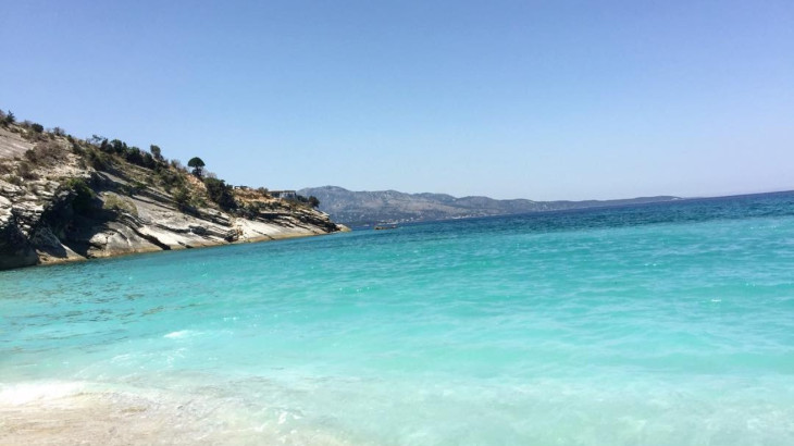 Αυτή είναι η παραλία με τα πιο γαλάζια νερά στον κόσμο