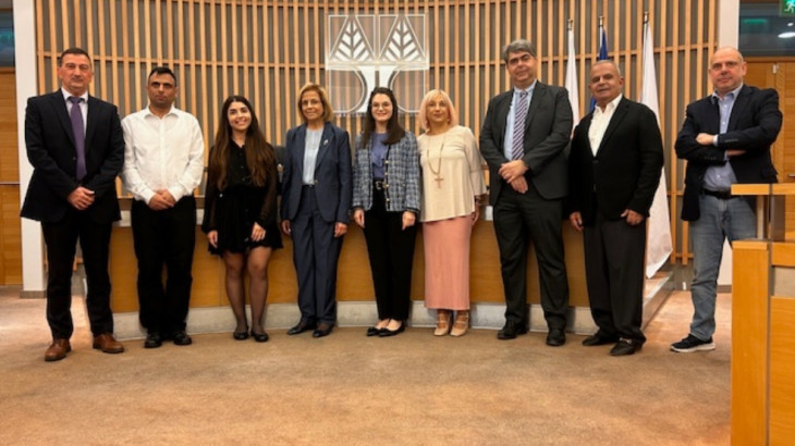 Ο ΣΕΡ ΣΤΕΛΙΟΣ ΧΑΤΖΗΙΩΑΝΝΟΥ  ΔΙΠΛΑ ΣΤΟΥΣ ΦΟΙΤΗΤΕΣ ΤΟΥ ΠΑΝΕΠΙΣΤΗΜΙΟΥ ΚΥΠΡΟΥ