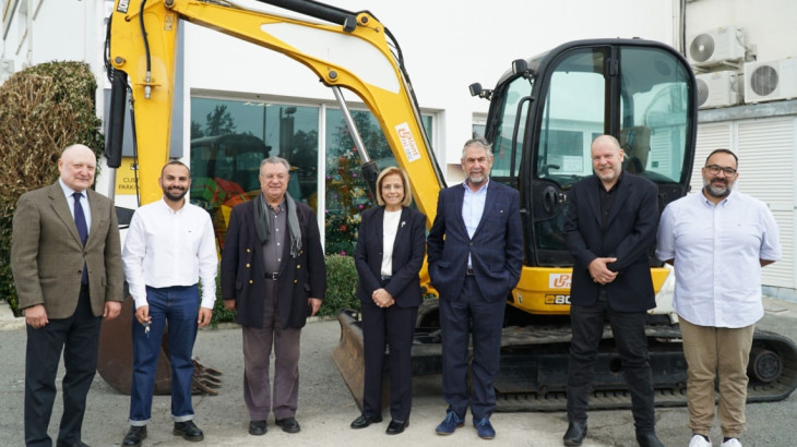 Το Stelios Philanthropic Foundation Δωρίζει Εκσκαφέα στην ΔΕΑ