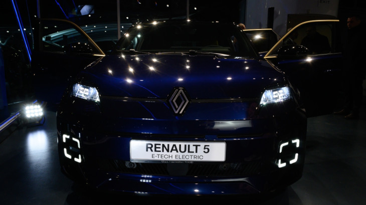 Η ΜΕΓΑΛΗ ΑΝΑΜΟΝΗ ΤΕΛΕΙΩΣΕ! ΣΤΗΝ ΚΥΠΡΟ ΤΟ NEO RENAULT 5 E-TECH ELECTRIC – CAR OF THE YEAR 2025