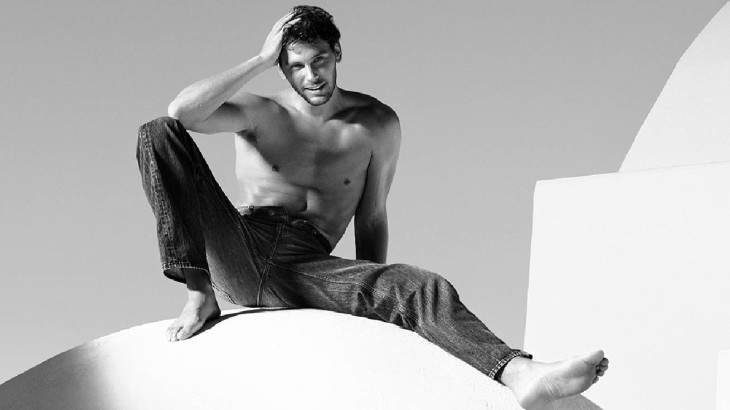 Ο Calvin Klein ανεβάζει τη θερμοκρασία του καλοκαιριού με τον Cooper Koch και τα απόλυτα essentials της σεζόν