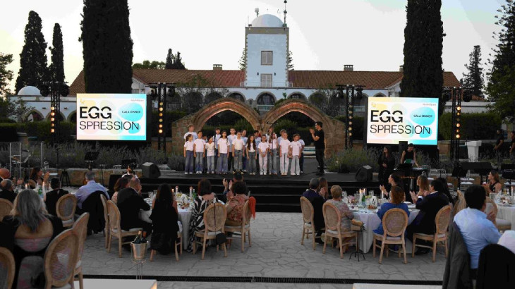 Με τα χρώματα της ελπίδας «ζωγράφισε» το Προεδρικό Μέγαρο η έκθεση Eggspression