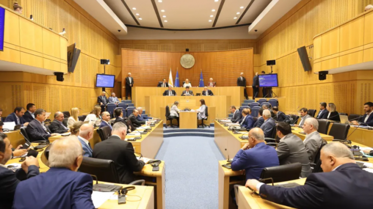Πολλαπλές συντάξεις, ξενόγλωσσα και πολλά άλλα στη σημερινή Ολομέλεια