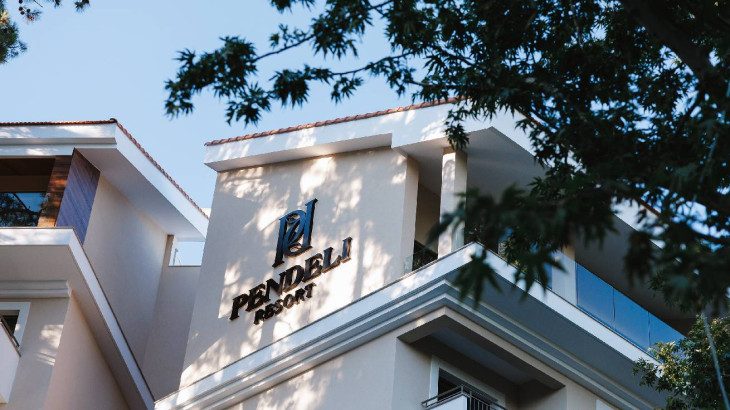 Η Επιστροφή ενός Θρύλου: Το Pendeli Resort Ξανανοίγει τις Πόρτες του στις Πλάτρες