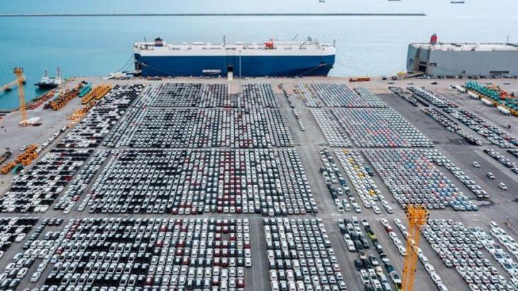 Ευρωπαϊκά λιμάνια: Χιλιάδες οχήματα παραμένουν ακινητοποιημένα λόγω δασμών Τραμπ