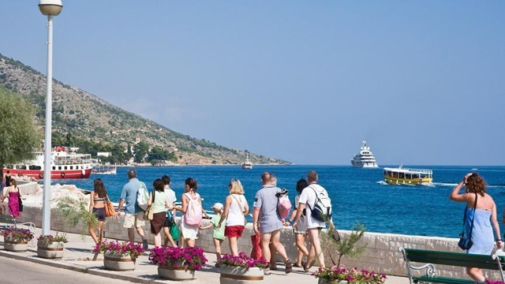 Μαγιό μόνο στην παραλία: Αυξάνονται τα πρόστιμα σε τουριστικές πόλεις της Ευρώπης