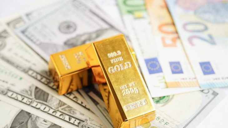 Πώς οι Αμερικανοί σπρώχνουν ευρώ και χρυσό στα ύψη