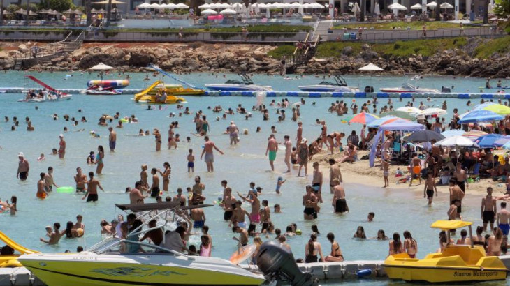 Έσπασαν τον φράγμα των 600 χιλ. οι αφίξεις τουριστών τον Αύγουστο