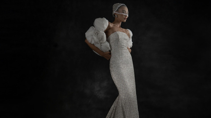 Έλενα Στρογγυλιώτου: H νέα Bridal Collection 2026 της καταξιωμένης σχεδιάστριας εστιάζει στη σύγχρονη νεοκλασική αισθητική με δημιουργίες υψηλής ραπτικής, καθαρές φόρμες και ιδιαίτερα υφάσματα.