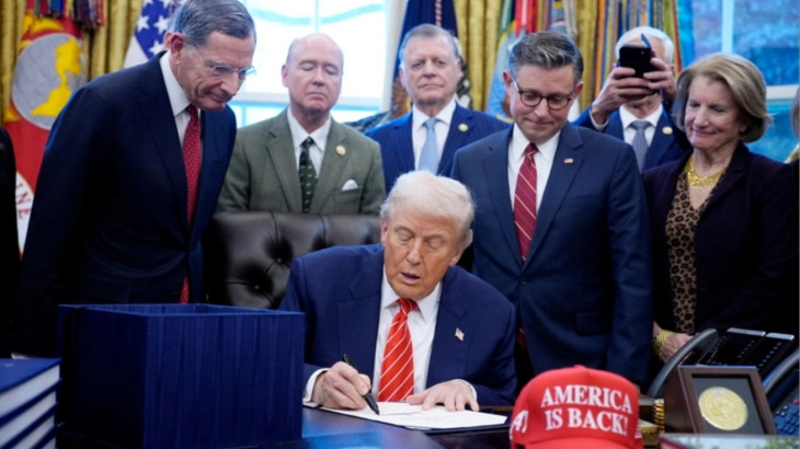Ο Τραμπ υπέγραψε το νομοσχέδιο που βάζει τέλος στη δημοσιονομική παράλυση στις ΗΠΑ