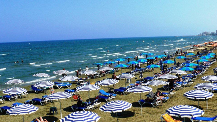 Αυξάνονται οι χρεώσεις για ξαπλώστρες και ομπρέλες