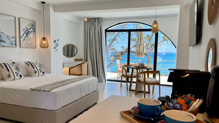 Sirena Bay Luxury Suites: O νέος παραθαλάσσιος, ολόχρονος προορισμός πολυτελούς φιλοξενίας στον Πρωταρά