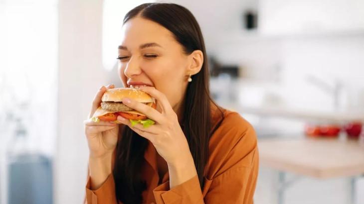 Υπερ-επεξεργασμένα τρόφιμα: Επικίνδυνα για αυτοάνοσα, καρκίνο, δερματοπάθειες – Ένας καθηγητής εξηγεί