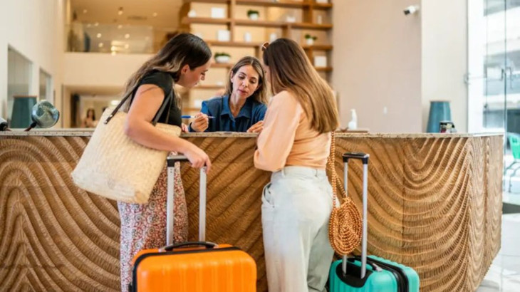 Άυξηση 9,5% στον κύκλο εργασιών των καταλυμάτων και της εστίασης το δ΄ τρίμηνο 2025