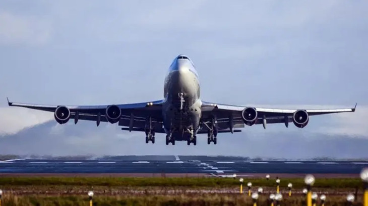 Πόλεμος και καύσιμα πιέζουν τις αεροπορικές - Στο τραπέζι αυξήσεις εισιτηρίων