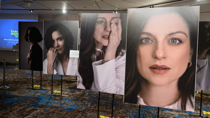 Συγκίνηση και έντονα συναισθήματα στη βιωματική έκθεση για την ενδομητρίωση που παρουσιάστηκε στο ξενοδοχείο Four Seasons