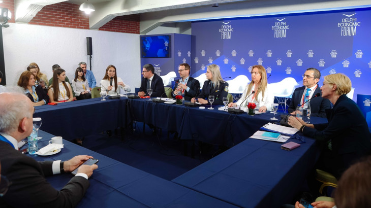 Η BAT στο Delphi Economic Forum: Τεχνολογία και νομοθεσία στο επίκεντρο για την προστασία των ανηλίκων