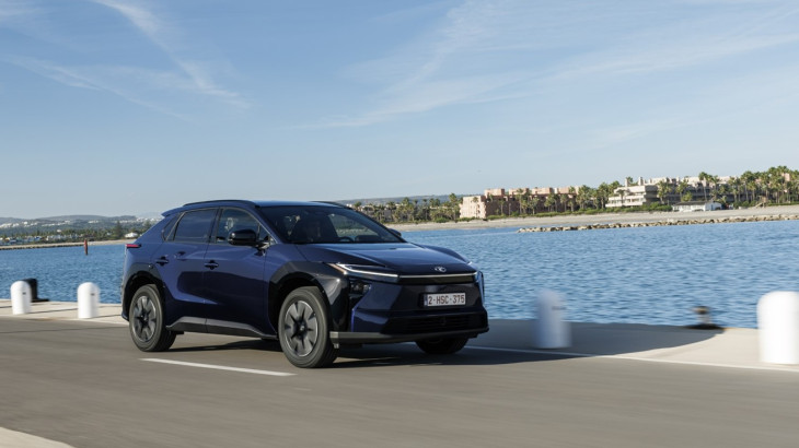 H Toyota επιταχύνει σταθερά τη μετάβασή της προς την ηλεκτροκίνηση