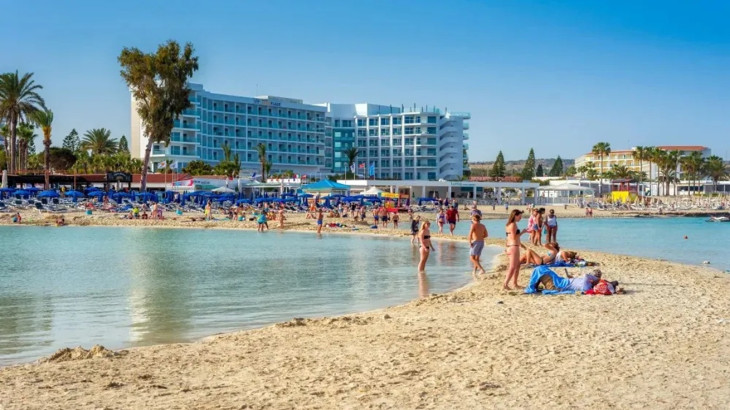 Βουτιά 35% στα τουριστικά έσοδα τον Απρίλιο – Υποχώρησε και η δαπάνη ανά επισκέπτη