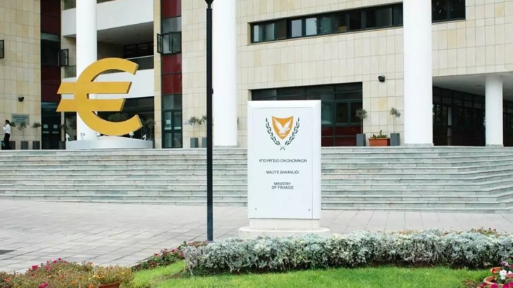 ΥΠΟΙΚ: Βελτίωση στη χρηματοοικονομική ευημερία, αλλά παραμένουν οι προκλήσεις