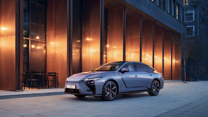 Το νέο Lexus ES επαναπροσδιορίζει την πολυτέλεια στην εποχή της ηλεκτροκίνησης
