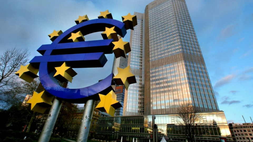 Καμπανάκι της ΕΚΤ για το χρέος