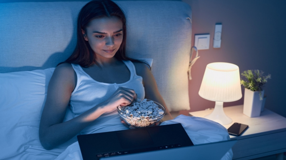 Social media: Τι είναι το φαινόμενο popcorn brain που ανησυχεί τους επιστήμονες