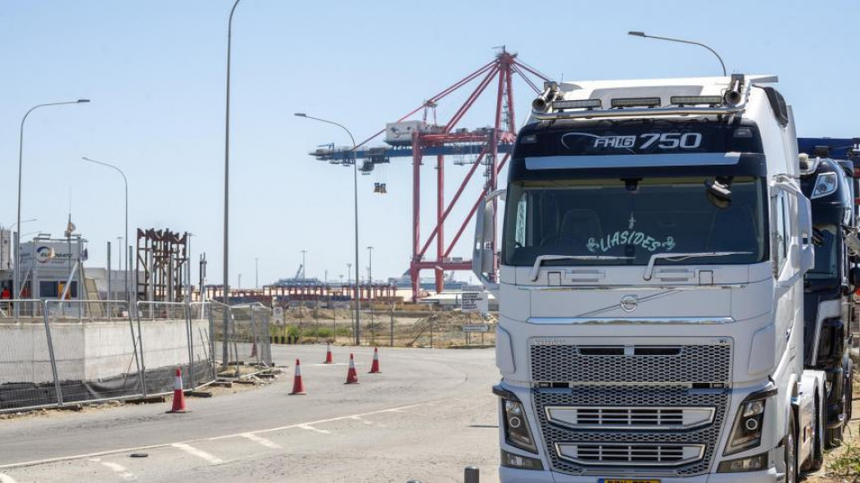 Παραλύει το εμπόριο