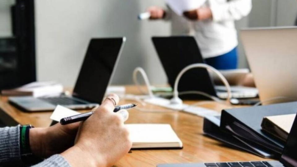 Ο ΠτΔ επέστρεψε στη Βουλή τον νόμο για την τηλεργασία στο Δημόσιο