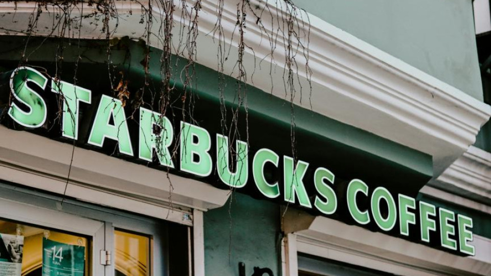 Starbucks: Φέρνει «καρπούς» το σχέδιο αναδιάρθρωσης του Μπράιαν Νίκολ – Άλμα 9% για τη μετοχή