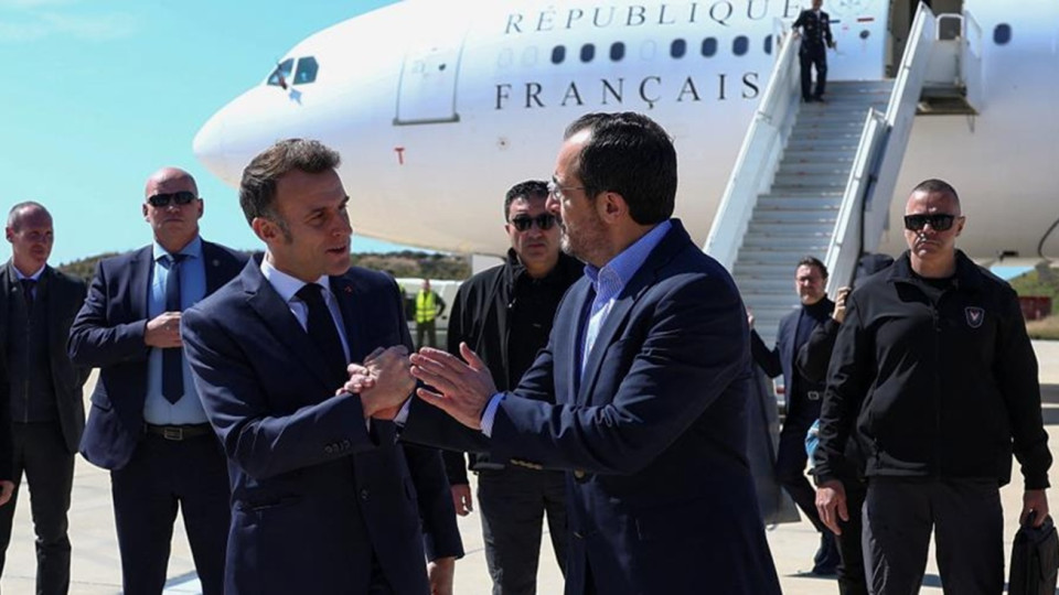 Στην αεροπορική βάση «Ανδρέας Παπανδρέου» οι Μητσοτάκης και Μακρόν, υποδοχή από ΠτΔ