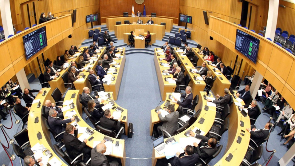 «Χρυσά» εφάπαξ και συντάξεις έως €4.500 για τους βουλευτές που αποχαιρέτησαν το Κοινοβούλιο