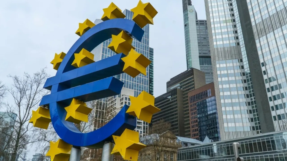 Ευρωζώνη: Συρρίκνωση το α’ τρίμηνο – Περιπλέκονται τα πλάνα της ΕΚΤ για τα επιτόκια