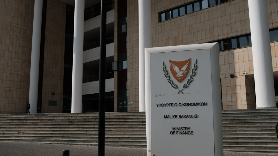 Δημοσιονομική πειθαρχία και φρένο στη διόγκωση του κρατικού μισθολογίου φέρνει ο Προϋπολογισμός 2027