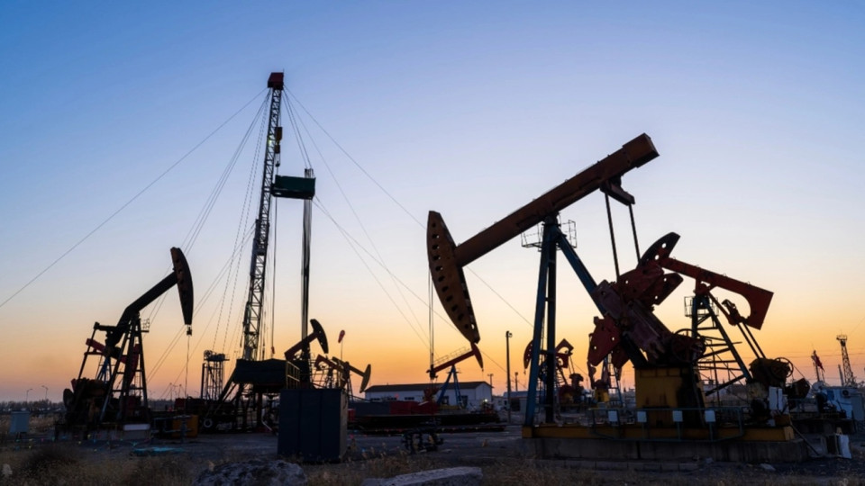 Πετρέλαιο: Μια ανάσα από τα $100 το Brent – Στο επίκεντρο η συμφωνία Ιράν-Ομάν για τα Στενά του Ορμούζ